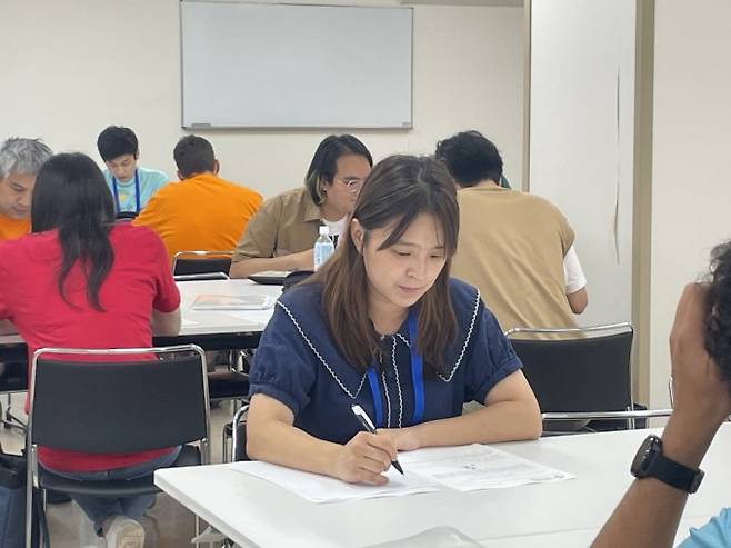 IMO 둘째날 시험 문제를 풀고&nbsp;있는 수학동아 이채린 기자.