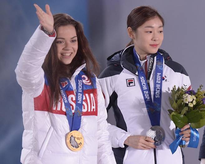 소치 올림픽 당시 김연아가 은메달을 목에 걸고 기념촬영을 하고 있는 모습. 오른쪽부터 김연아, 러시아 아델리나 소트니코바. / 뉴시스