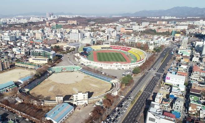 전북 전주 종합경기장과 야구장 전경. 야구장은 최근 철거를 마쳤다. 전주시 제공