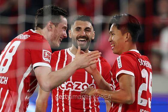 정우영(오른쪽)이 동료들과 기뻐하고 있다.(사진=게티이미지)