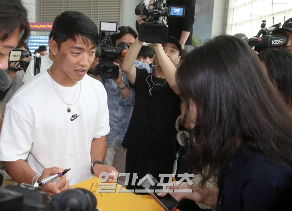 잉글랜드 프로축구 울버햄프턴 황희찬이 12일 오전 소속팀 합류를 위해 인천국제공항을 통해 영국 런던으로 출국하며 팬들에게 사인해주고 있다. 인천국제공항=정시종 기자 capa@edaily.co.kr /2023.07.12.