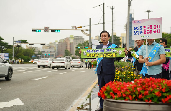 박홍률 목포시장이 출근길 시민들에게 전국체전 성공개최를 위한 교통질서 캠페인을 하고 있다 [사진=목포시]