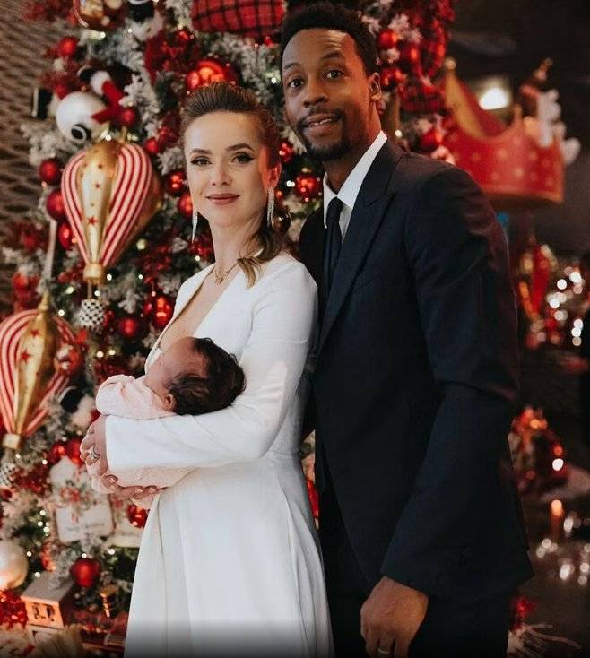 딸을 안고 있는 테니스 선수 스비톨리나. 사진 스비톨리나 소셜미디어