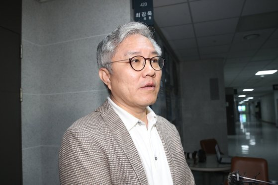 최강욱 더불어민주당 의원이 지난달 5일 서울 여의도 국회 의원회관 사무실로 들어가고 있다.   이날 서울경찰청 반부패·공공범죄수사대는 '한동훈 법무부 장관 개인정보 유출' 의혹과 관련해 최강욱 더불어민주당 의원에 대한 압수수색 영장을 집행 했다. 뉴스1