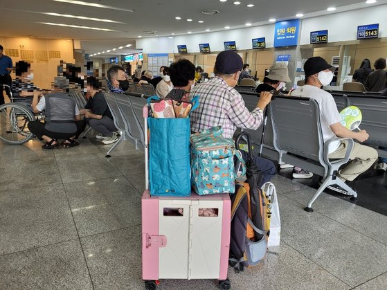 전국보건의료노조 파업을 하루 앞둔 12일 낮 12시쯤 경남 양산부산대학교병원 1층에 환자와 보호자가 퇴원 수속을 밟으려고 대기 중이다. 병원 측은 지난 10일 ″환자분들의 안전과 생명유지를 위해 12일까지 전체 입원 환자의 퇴원을 시행한다″고 밝혔다. 안대훈 기자