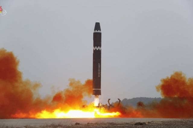 지난 2월 북한이 대륙간탄도미사일(ICBM) 화성-15형을 고각발사하는 모습. 사진=연합뉴스, 조선중앙TV 화면