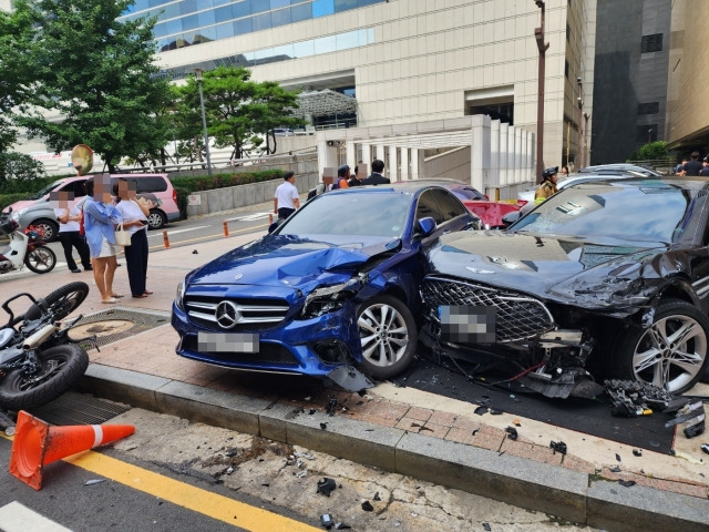 12일 서울 강남구 현대백화점 무역센터점 앞에서 60대 남성 오모씨가 몰던 제네시스 G90 차량이 다른 차량과 오토바이 등을 들이받은 모습. 서울 강남경찰서 제공