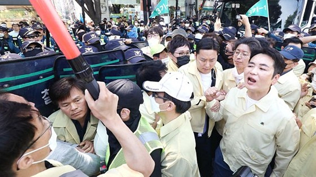 지난 17일 오전 대구 중구 중앙로 대중교통전용지구에서 열리는 제15회 대구퀴어문화축제를 앞두고 행정대집행에 나선 공무원들이 행사 차 진입을 막으려 하자 경찰이 이들을 해산시키는 과정에서 공무원과 경찰이 충돌해 뒤엉켜 있다./사진제공=뉴스1