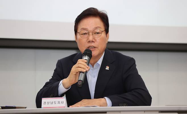 박완수 경남지사가 12일 부산항국제전시컨벤션센터에서 열린 부산-경남 행정통합 여론조사 결과 발표에서 입장을 밝히고 있다./사진=경남도 제공