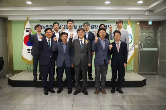 서해동 농금원장 서해동(앞줄 왼쪽 세 번째) 신임 농업정책보험금융원장이 취임식에서 직원들과 기념촬영을 하고 있다.(농금원 제공)