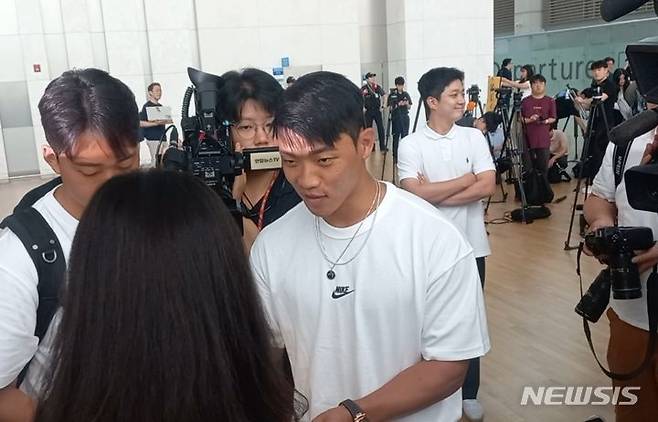 [인천공항=뉴시스]축구 국가대표 공격수 황희찬(27·울버햄튼)이 자신의 세 번째 잉글랜드 프리미어리그(EPL) 시즌을 앞두고 12일 인천공항을 통해 영국 런던으로 출국했다.