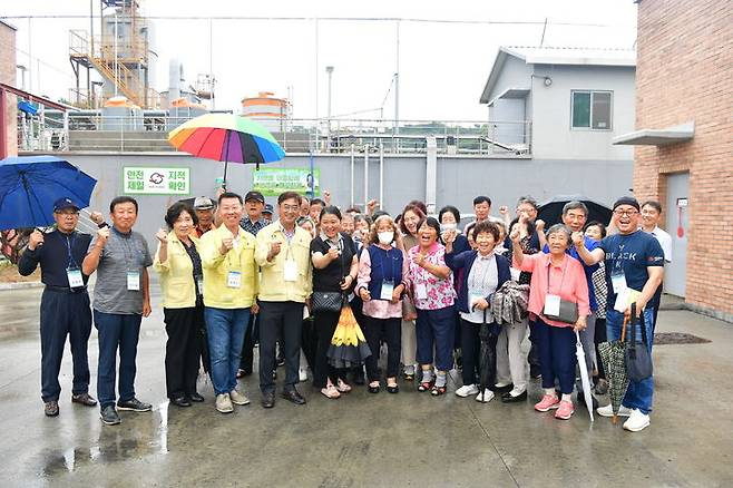 [홍성=뉴시스] 완주군의회 의원과 주민들이 충남 홍성군에 위치하고 있는 가축분뇨시설에 대해 선진지 견학하고 기념촬영을 하고 있다. (사진= 완주군의회 제공) *재판매 및 DB 금지