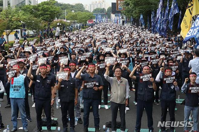 [서울=뉴시스] 조성봉 기자= 12일 오후 서울 용산구 이촌역 인근에서 열린 ‘노동·민생·민주·평화 파괴, 윤석열 정권 퇴진' 민주노총 금속노조 총파업대회에서 양경수(앞줄 왼쪽 네번째) 민주노총 위원장을 비롯한 참가자들이 구호를 외치고 있다. 2023.07.12. suncho21@newsis.com