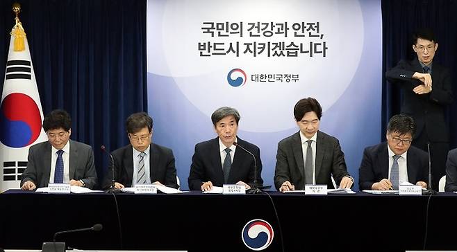 박구연 국무조정실 국무 1차장(사진 가운데)이 지난 10일 오전 서울 종로구 세종대로 정부서울청사에서 후쿠시마 오염수 방류 관련 일일 브리핑 및 향후계획 발표를 하고 있다. 뉴스1