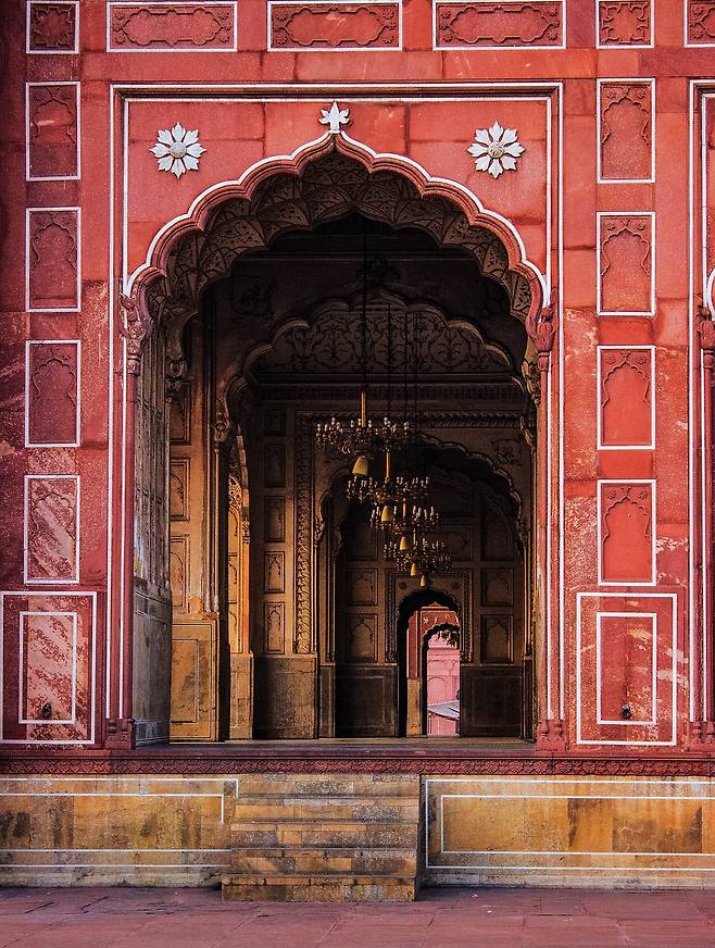 Lahore, you can see the buildings of the Mughal Empire, which was once the world’s largest economy.