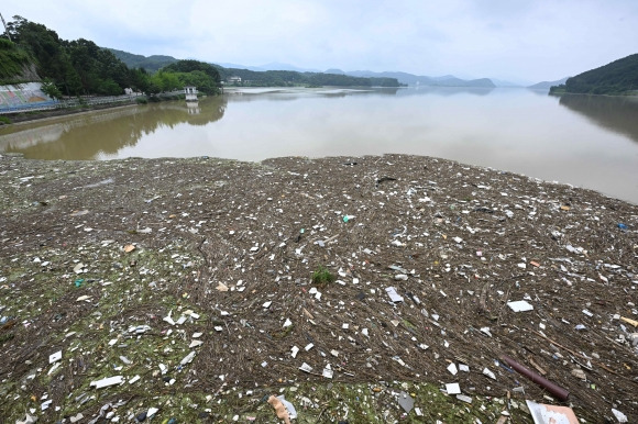 수도권에 집중호우가 소강상태를 보인 12일 경기도 하남 팔당댐 상류에 떠내려온 쓰레기들이 쌓여 있다. 2023.7.12. 도준석 기자