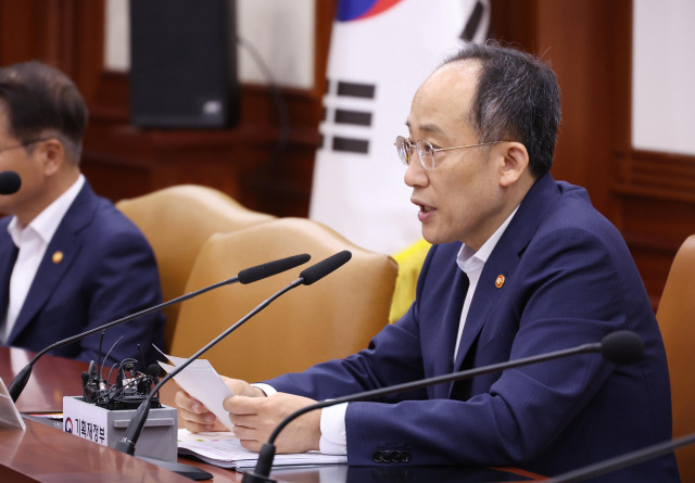 추경호 부총리 겸 기획재정부 장관이 12일 정부서울청사에서 열린 비상경제장관회의 겸 수출투자대책회의에 참석해 발언하고 있다. 연합뉴스