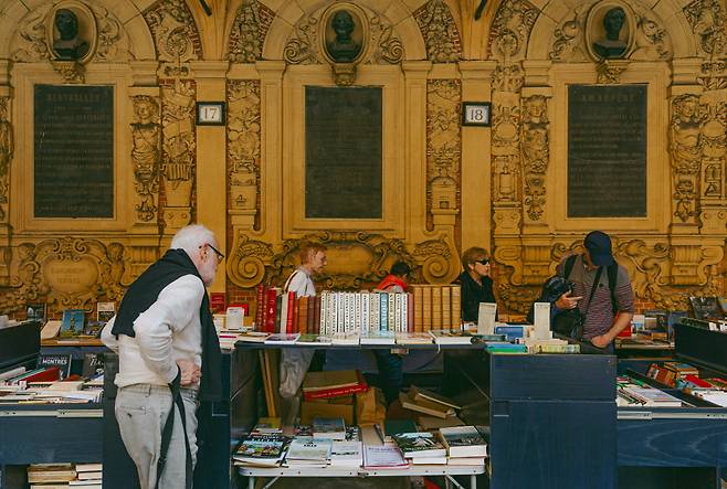 구 증권거래소 안에는 중고서점이 있다