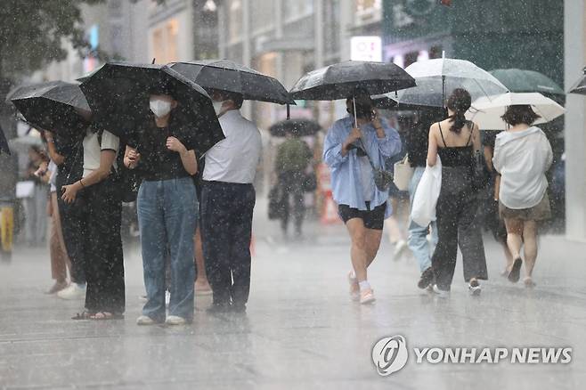 거세게 내리는 비 (서울=연합뉴스) 김성민 기자 = 11일 오전 서울 강남구 강남역 인근에 갑자기 소나기가 내리자 시민들이 우산을 쓰고 걸어가고 있다. 2023.7.11 ksm7976@yna.co.kr