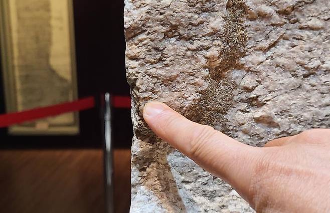 '제1행 끝 글자'의 위치  국보 '울진 봉평리 신라비'에서 제1행 끝 글자가 있는 자리를 손가락으로 가리킨 모습 [박홍국 교수 제공. 재판매 및 DB 금지]