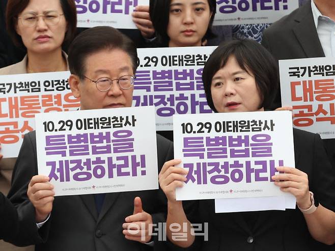 이재명(왼쪽) 더불어민주당 대표와 이정미 정의당 대표가 지난달 7일 서울 여의도 국회 본청 앞 계단에서 열린 ‘10.29 이태원 참사 진상규명 특별법 제정 촉구 국회 앞 유가족 농성 시작 기자회견’에서 대화하고 있다.(사진=노진환 기자)