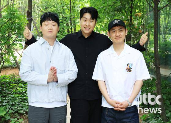 '제59회 백상예술대상'에서 TV부문 예능 작품상을 수상한 피식대학이 5일 오후 서울 마포구 상암동 JTBC에서 진행된 인터뷰에 앞서 포즈를 취하고 있다. 김현우 엔터뉴스팀 기자 kim.hyunwoo3@jtbc.co.kr (콘텐트비즈니스본부)