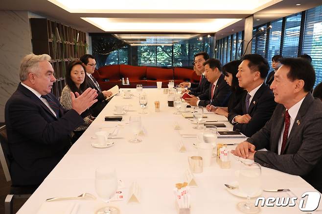 김기현 국민의힘 대표가 11일(현지시간) 미국 워싱턴 DC에서 커트 캠벨 미국 국가안전보장회의(NSC) 인도·태평양 조정관과 조찬 간담회를 하고 있다. (국민의힘 제공) 2023.7.12/뉴스1 ⓒ News1 황기선 기자