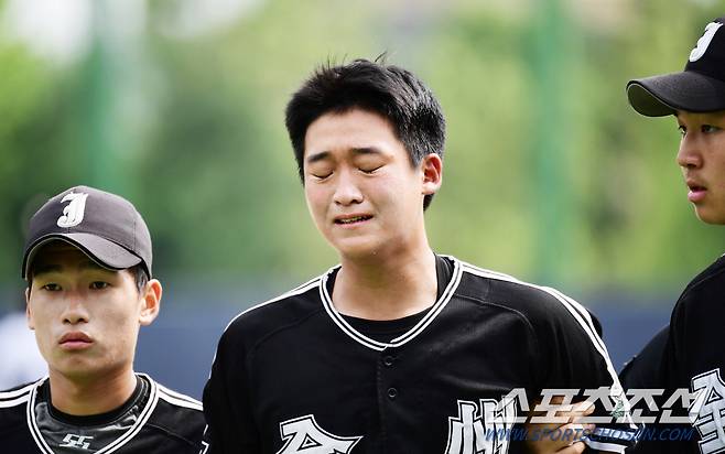 12일 신월야구장에서 제78회 청룡기 전국고교야구선수권대회 1회전 전주고와 강릉고의 경기가 열렸다. 강릉고가 10회 연장 끝에 전주고에 승리했다. 아쉽게 패배를 당한 전주고 손현기가 눈물을 흘리고 있다. 신월=송정헌 기자songs@sportschosun.com