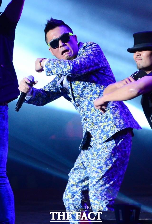 '핑계'는 한국에 레게 음악이 유행되는 계기를 만든 노래로 김건모의 인생곡으로 남아있다. 레게풍의 중독성 있고 신나는 멜로디와 헤어진 연인에게 따지는 듯한 귀여운 가사가 특징이다. /더팩트 DB