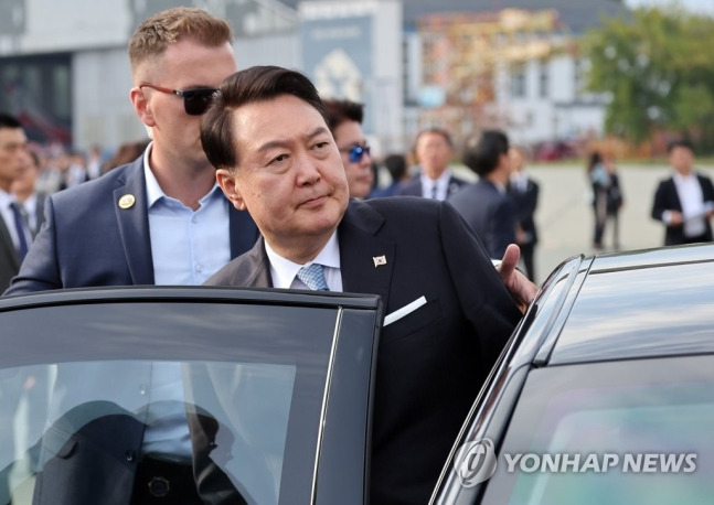 북대서양조약기구(NATO·나토) 정상회의 참석을 마치고 폴란드 공식 방문 일정에 들어가는 윤석열 대통령과 김건희 여사가 12일 오후(현지시간) 바르샤바 쇼팽 국제공항에 도착, 전용기인 공군 1호기에서 내린 뒤 차량에 탑승하고 있다.[사진출처=연합뉴스]