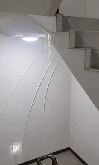 지난 11일 내린 집중호우로 인천 서구 백석동의 한 아파트 1단지 커뮤니티 센터 안으로 빗물이 새고 있다. /온라인 커뮤니티