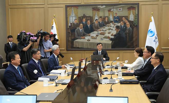 이창용 한국은행 총재가 13일 오전 서울 중구 한국은행에서 열린 금융통화위원회 본회의에서 회의를 주재하고 있다. /한국은행 제공