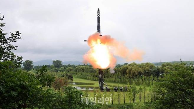 13일 북한 노동당 기관지 노동신문은 전날 김정은 국무위원장 현지지도하에 신형 대륙간탄도미사일 화성-18형을 발사했다고 밝혔다. ⓒ노동신문