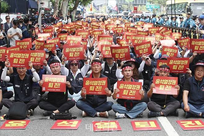 5일 오후 서울 서대문구 경찰청 앞에서 열린 민주노총 '윤석열 정권 퇴진! 총파업 승리 결의대회'에서 노동자들이 피켓을 들며 구호를 외치고 있다. ⓒ데일리안 홍금표 기자