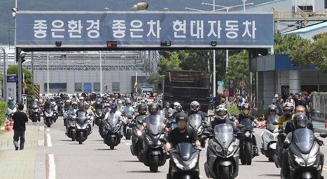 전국금속노조가 총파업에 돌입한 12일 오후 울산시 북구 현대자동차 명촌정문에서 오전조 근무자들이 2시간 일찍 퇴근하고 있다. 이날 금속노조 현대차지부는 오전조(1직)와 오후조(2직) 각각 2시간씩 총 4시간 파업 지침을 내렸다. ⓒ연합뉴스