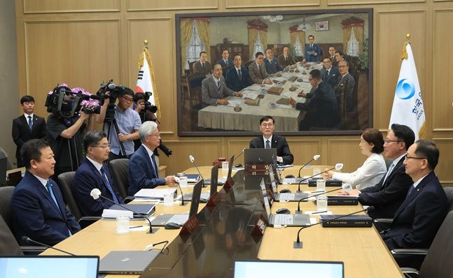 이창용 한국은행 총재가 13일 서울 중구 한국은행에서 열린 금융통화위원회를 주재하고 있다.ⓒ한국은행