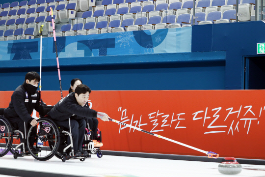 오스템임플란트가 2년 연속 대한장애인컬링협회가 주최하는 '코리아휠체어컬링리그'를 후원한다. 코리아휠체어컬링리그에서 선수들이 경기를 하고 있다.  오스템임플란트 제공.