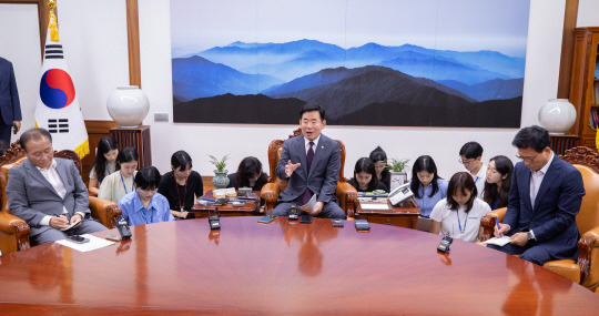 김진표 국회의장이 13일 국회에서 열린 의장 주재 양당 원내대표 회동에서 발언하고 있다. 공동취재=연합뉴스.