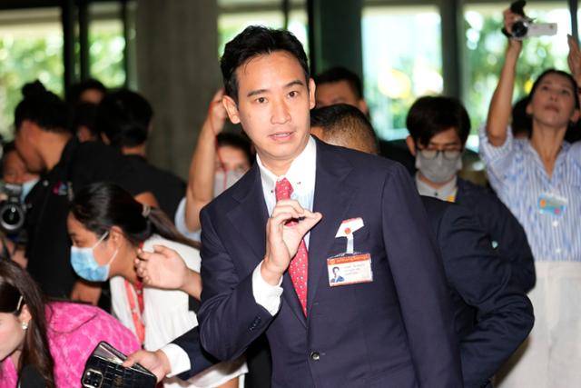 태국의 유력한 차기 총리 후보인 피타 림짜른랏 전진당 대표가 13일 의회의 새 총리 선출 투표를 앞두고 방콕 국회의사당에 도착하고 있다. 방콕=AP 연합뉴스