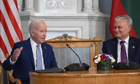 기타나스 나우세다 리투아니아 대통령(오른쪽)과 조 바이든 미국 대통령이 지난 11일 리투아니아 수도 빌뉴스에서 정상회담을 하고 있다. AFP=연합뉴스