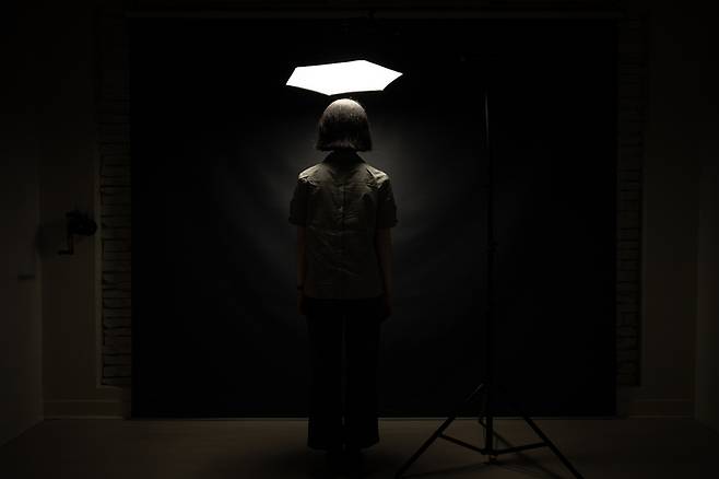 권희연씨(가명)가 호텔 재직 당시 지급받은 유니폼. 상의는 흡습성이 떨어지는 폴리에스터 소재에 허리가 타이트하게 재봉돼 착용감이 좋지 않았다. 엉덩이와 허벅지에 딱 달라붙는 H라인 치마는 끝단이 무릎 위로 한 뼘 올라올 정도로 짧았다. 결국 권씨는 사비 7만원을 들여 회사가 지정한 유니폼 판매 사이트에서 바지를 사 입었다. 성동훈 기자