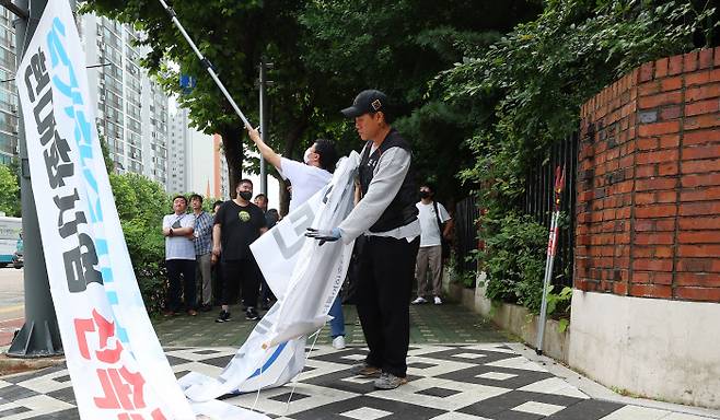 인천 연수구 소금밭사거리에서 지난 12일 연수구청 관계자들이 시 조례 위반 정당 현수막을 강제 철거하고 있다. 연합뉴스