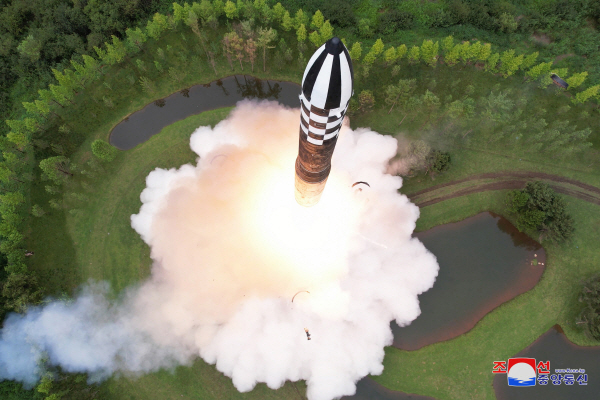 지난 12일 발사된 북한의 대륙간탄도미사일(ICBM) 화성-18형의 모습. 연합뉴스