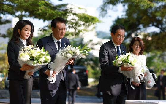 Korean President Yoon Suk Yeol, second from left, and Japanese Prime Minister Fumio Kishida, second from right, lay flowers at the memorial to Korean atomic bombing victims in Hiroshima on May 21. [JOINT PRESS CORPS]