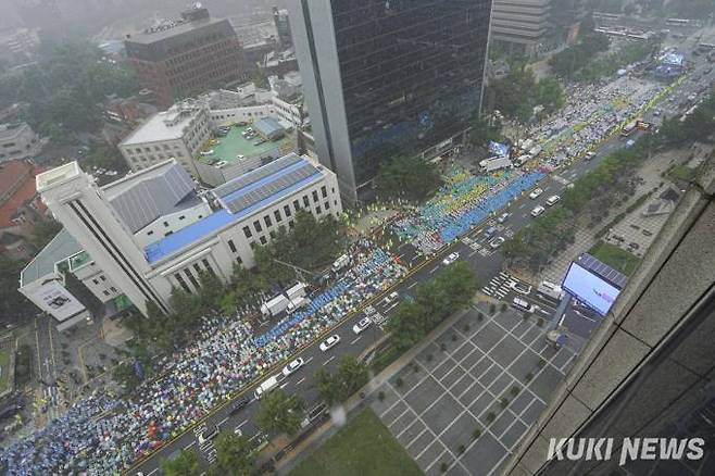 13일 오후 서울 세종대로 일대에서 보건의료노조 산별총파업대회가 열렸다. 주최 측 추산 2만여명의 조합원이 집회에 참여했다.  사진=임형택 기자