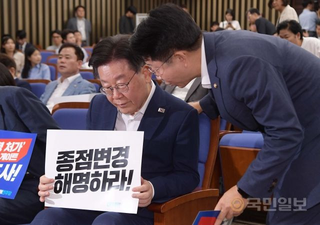 더불어민주당 이재명 대표가 13일 오전 서울 여의도 국회에서 열린 정책의원총회에서 조정식 사무총장과 대화하고 있다.