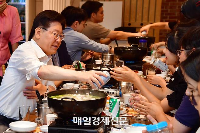 더불어민주당 이재명 대표가 13일 경기도 고양시 행주산성 인근 한 식당에서 출입기자들과 가진 여름에 대표와 거침없이 소통하며, 삼계탕도 즐기는 ‘소통하계!’에서 참석자들과 대화를 하고 있다.2023.7.13 [김호영기자]