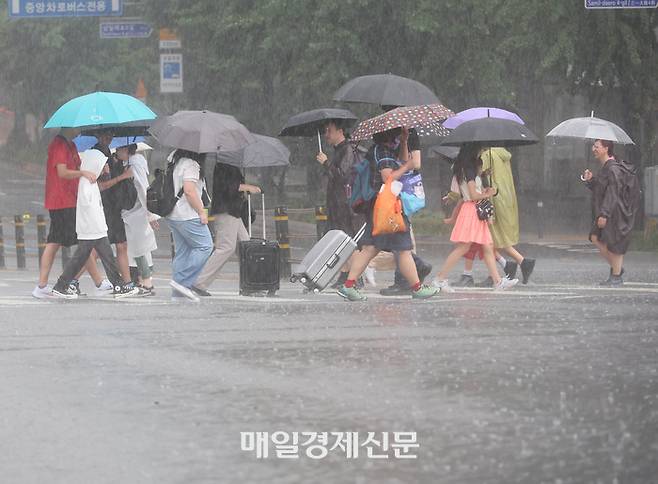 전국 대부분 지역에 장맛비가 내린 13일 오후 서울삼일대로 인근에서 우산을 쓴 시민들이 이동하고 있다. 2023.7.13[이충우기자]