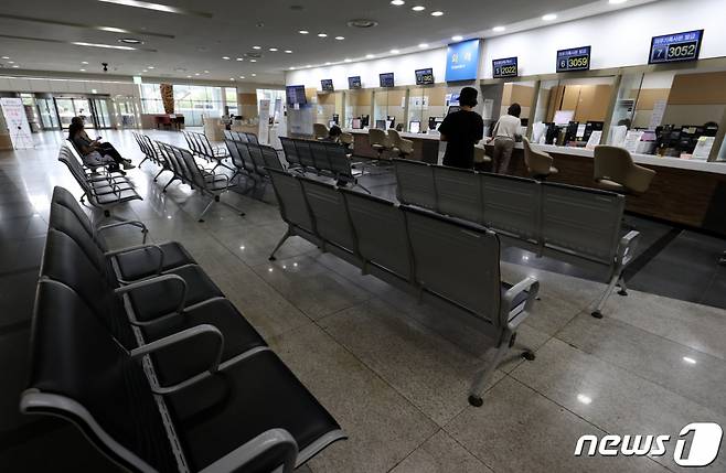 (양산=뉴스1) 윤일지 기자 = 보건의료노조가 처우개선, 공공의료 확충 등을 요구하며 총파업에 돌입한 13일 경남 양산시 양산부산대학병원 외래진료 접수 창구가 한산한 모습을 보이고 있다. 2023.7.13/뉴스1  Copyright (C) 뉴스1. All rights reserved. 무단 전재 및 재배포 금지.