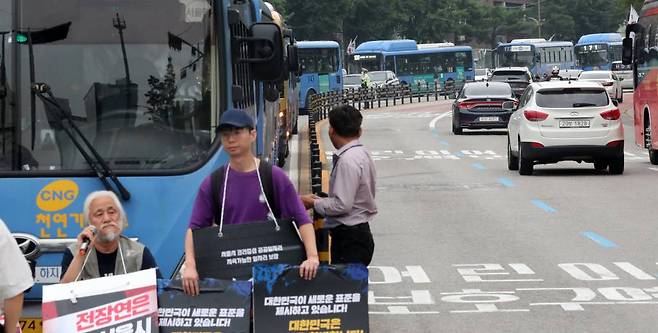 [서울=뉴시스] 김명년 기자 = 13일 오전 서울 종로구 혜화동로터리 주변 도로가 전국장애인차별철폐연대의 기습 시위로 정체되고있다. 2023.07.13.